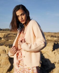 Vêtements Femme Soldes -Vêtements Femme Soldes gilet camelia beige pulls cardigans grace mila femme 2